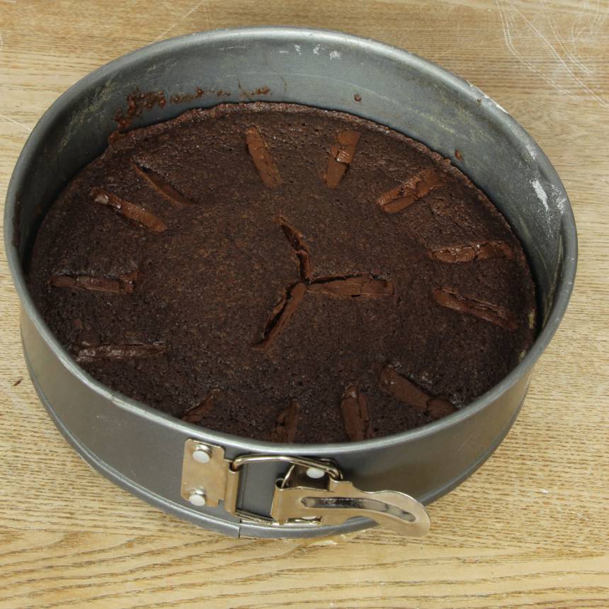 4. Grädda kakan mitt i ugnen i 25–30 min beroende på hur kladdig du vill ha den. Låt den svalna i formen.