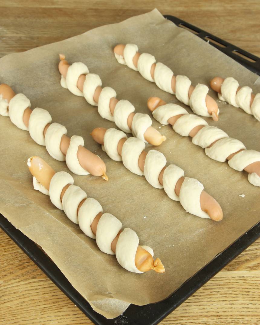 5. Lägg korvarna på en plåt med bakplåtspapper. Låt dem jäsa under bakduk i ca 20 min. Sätt ugnen på 230 grader.
