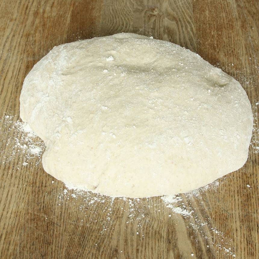 1. Smula ner jästen i en bunke. Tillsätt mjölken och blanda tills jästen lösts upp. Tillsätt filmjölk, olja, salt, sirap, havregryn och grahamsmjöl. Låt blandningen stå i ca 5 min. Tillsätt rågsikten, lite i taget och blanda ihop allt till smidig deg och knåda den i några minuter. Låt degen jäsa under bakduk i ca 50 min.