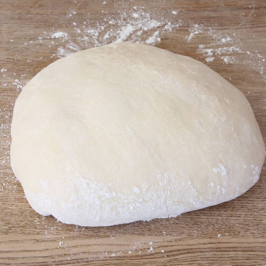 1. Smula ner jästen i en bunke och lös upp den med mjölken. Blanda i salt, sirap, ägg och smör. Tillsätt mjölet, lite i taget och blanda ihop allt till en ganska fast, men smidigt och inte hård deg. Knåda degen i en köksmaskin i ca 5 min eller dubbelt så länge för hand. Det är viktigt att glutentrådarna blir starka för då blir flätan jämnare och snyggare. Låt degen jäsa under en bakduk i ca 1 ½ tim.
