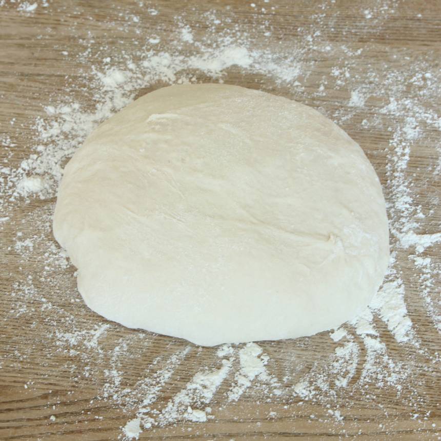 1. Smula ner jästen i en bunke. Tillsätt vattnet och rör om tills jästen lösts upp. Tillsätt salt, rapsolja och vetemjöl, lite i taget. Blanda ihop allt till en smidig deg och knåda den kraftigt i några minuter. Låt degen jäsa under bakduk i ca 45 min.