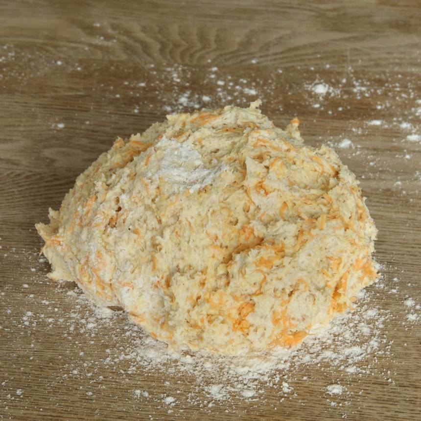 2. Blanda bakpulver, salt, havregryn och vetemjöl i en bunke. Tillsätt smöret och nyp ihop det ordentligt med mjölblandningen. Tillsätt rivna morötter, filmjölk och blanda ihop allt till en lite kladdig deg.