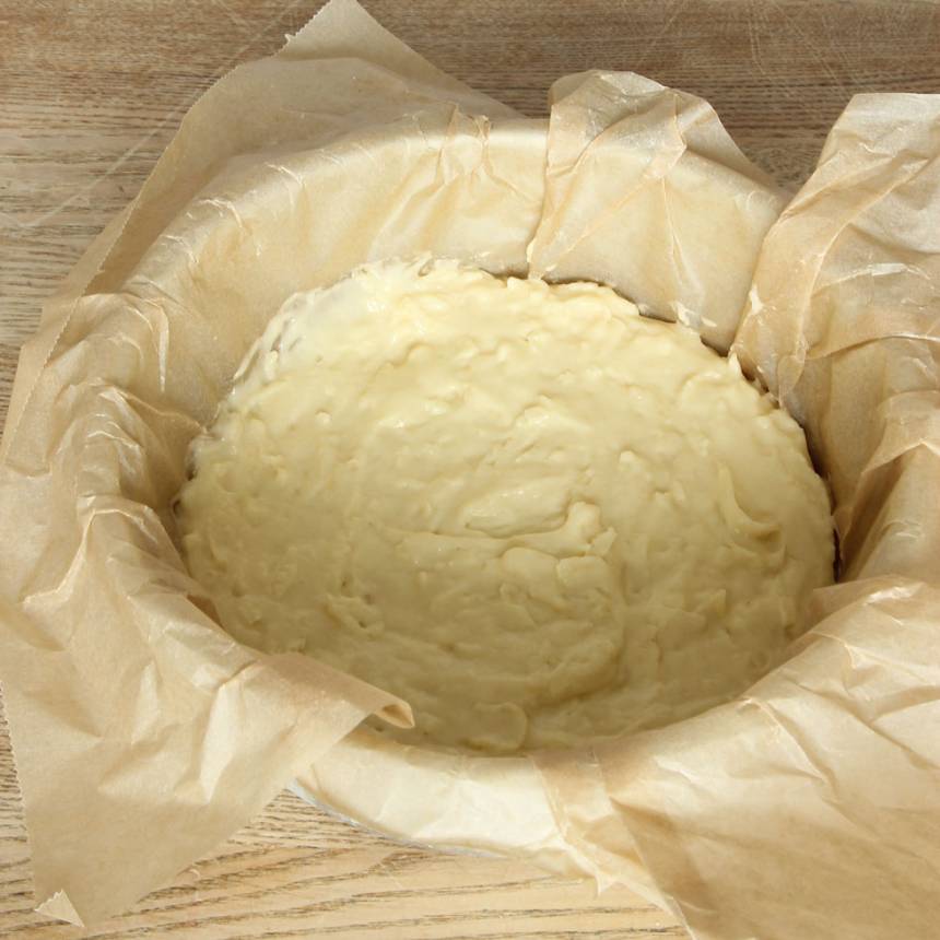 4. Bred ut hälften av smeten i formen.