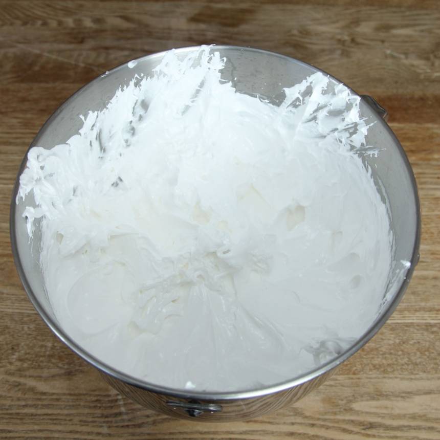 5. Häll den varma sockerblandningen (smet 3) i bunken med gelatinet (smet 1). Vispa på hög hastighet tills den blir riktigt tjock, vit och glänsande. Tillsätt äggvitorna (smet 2) och fortsätt vispa kraftigt tills du fått en seg och riktigt fluffig, vit smet.