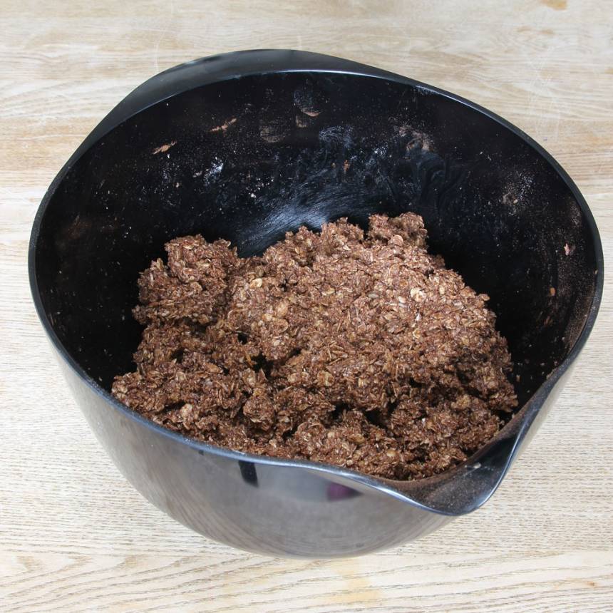 1. Blanda ihop havregryn, strösocker, vaniljsocker, kakao, kokos och smör i en bunke. Tillsätt sist vattnen och blanda ihop allt till en lite kladdig deg.