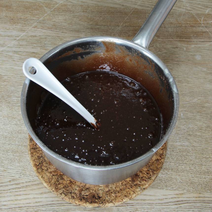 1. Sätt ugnen på 180 grader. Smält smöret i en kastrull. Tillsätt resten av ingredienserna och blanda snabbt ihop allt till en slät smet.