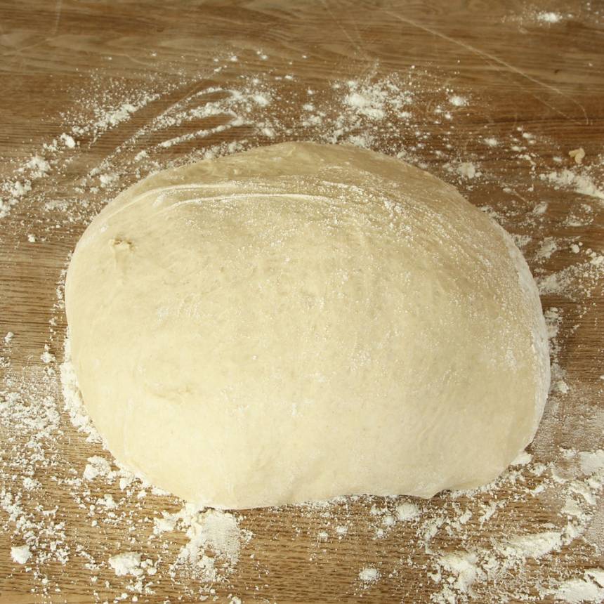 1. Smula ner jästen i en bunke och tillsätt mjölken. Rör om tills jästen lösts upp. Tillsätt smör, salt, sirap, rågsikt och vetemjöl, lite i taget. Blanda ihop allt ordentligt och knåda degen kraftigt i några minuter. Låt degen jäsa under bakduk i ca 45 min.