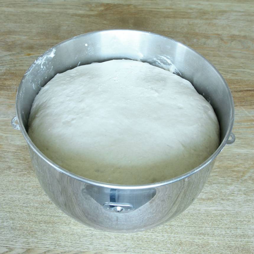 1. Smula ner jästen i en bunke och tillsätt mjölken. Rör om tills jästen lösts upp. Tillsätt smör, salt, sirap, rågsikt och vetemjöl, lite i taget. Blanda ihop allt till en smidig deg och knåda degen kraftigt i några minuter. Låt degen jäsa under bakduk i ca 1 tim.