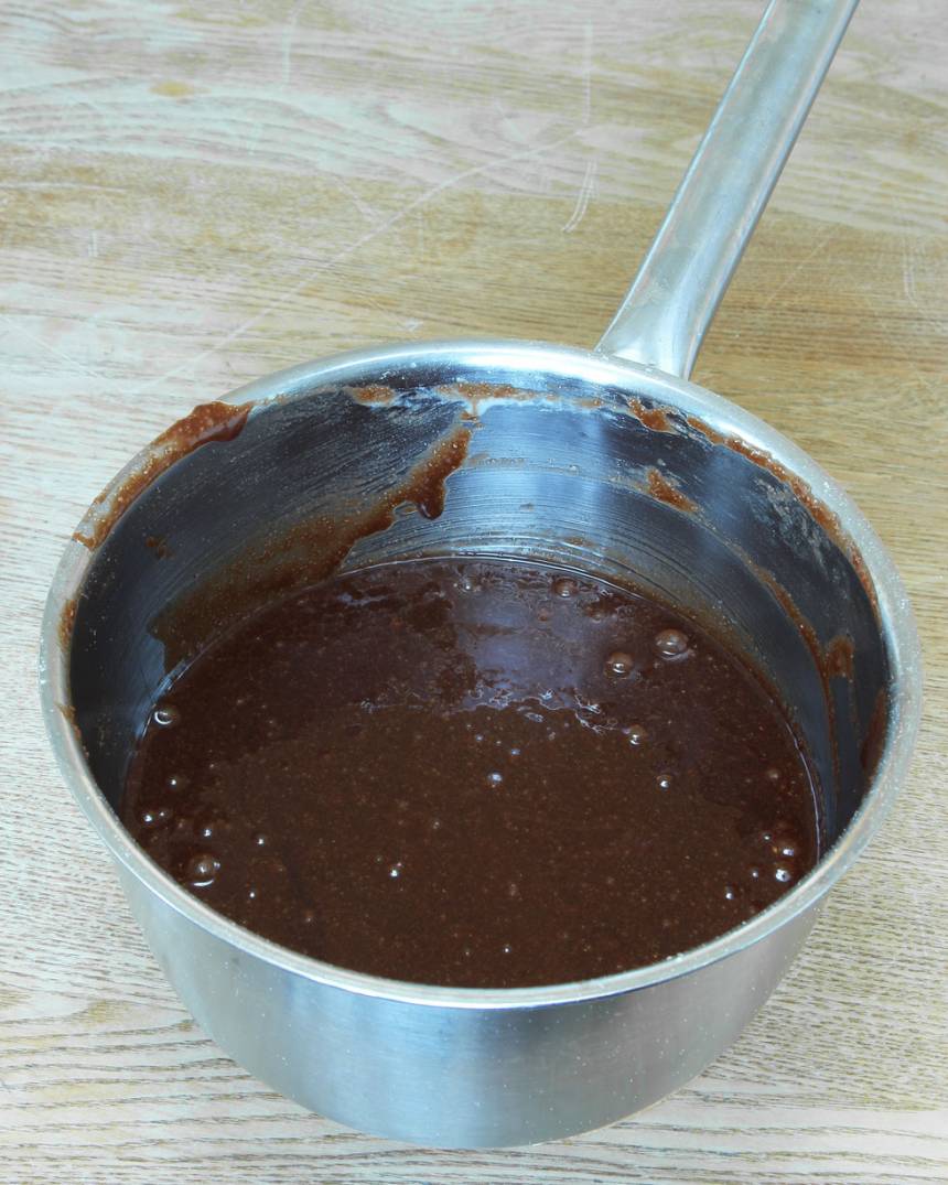 1. Sätt ugnen på 180 grader. Smält smöret i en kastrull. Stäng av värmen och rör ner resten av ingredienserna. Blanda ihop allt till en slät smet.