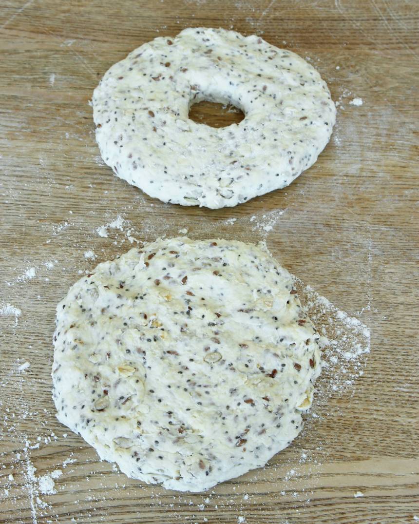 3. Forma runda kakor, ca 12 cm i diameter, med mjölade händer. Gör ett hål i mitten, ca 3 cm diameter.