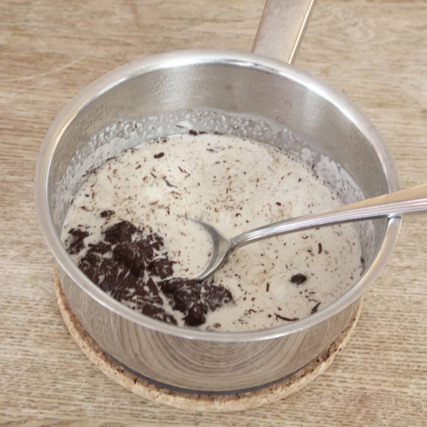 2. Låt chokladen smälta i grädden och blanda ihop allt till en slät smet. Låt den svalna. Bred ut chokladsmeten på bakverket. Ställ det i kylen för en fastare konsistens på chokladganachen.