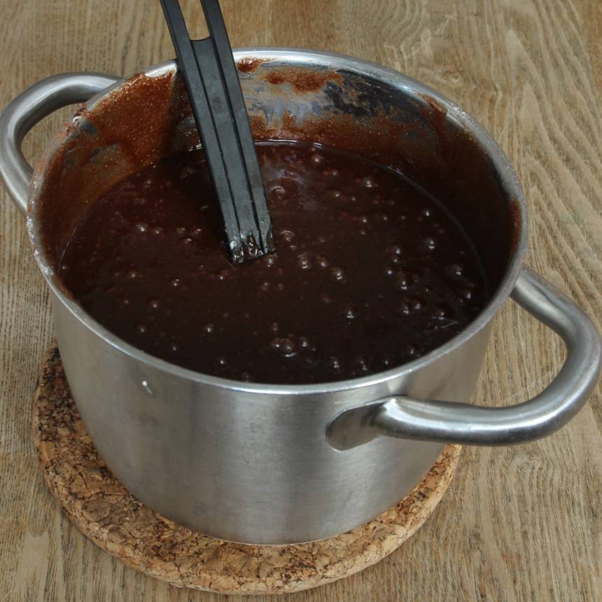 1. Sätt ugnen på 180 grader. Smält smöret i en stor kastrull. Tillsätt strösockret och blanda. Låt det svalna. Rör ner ägg, vaniljsocker, salt och kakao. Blanda sist i vetemjölet och rör om till en slät smet.