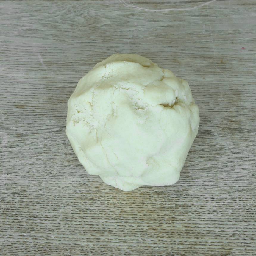 1. Sätt ugnen på 180 grader. Blanda ihop smör och strösocker till en mjuk massa i en skål. Blanda ihop de torra ingredienserna och rör ner dem och sirapen i smörblandningen. Arbeta snabbt ihop allt till en deg.