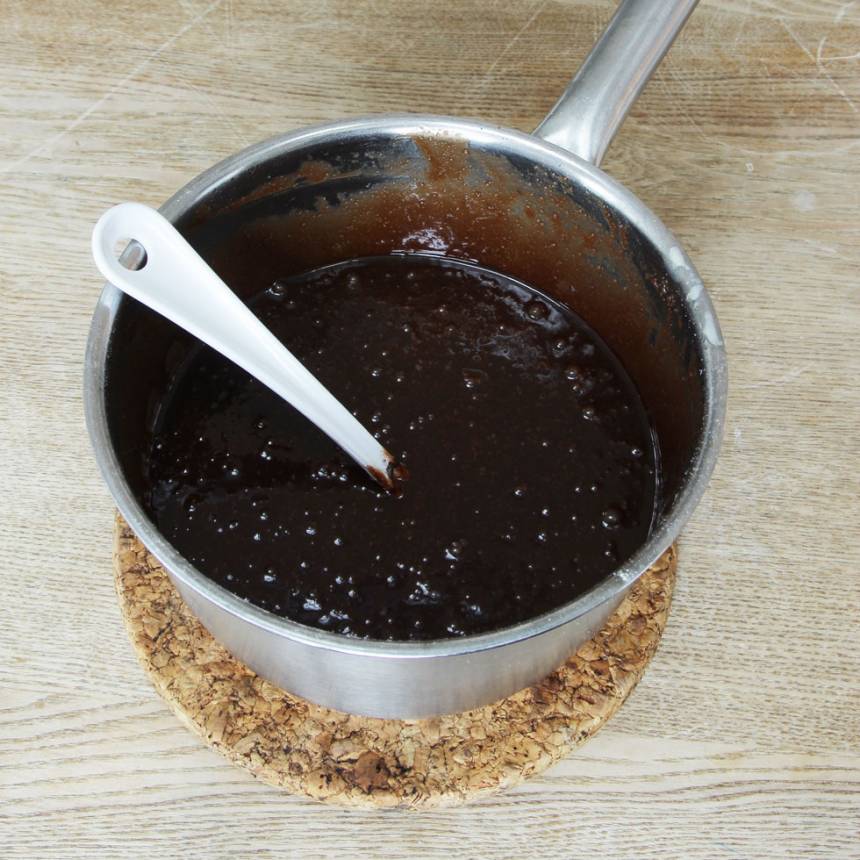 1. Sätt ugnen på 180 grader. Smält smöret i en kastrull. Låt det svalna. Tillsätt resten av ingredienserna och blanda ihop allt till en slät smet.