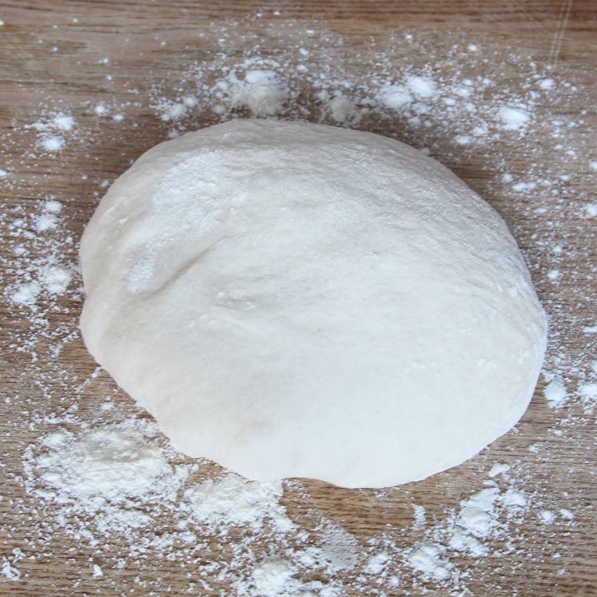 1. Smula ner jästen i en bunke. Tillsätt vattnet och blanda tills jästen lösts upp. Tillsätt salt, rapsolja och vetemjöl, lite i taget. Blanda ihop allt till en smidig deg och knåda den i några minuter. Låt degen jäsa under bakduk i ca 40 min.