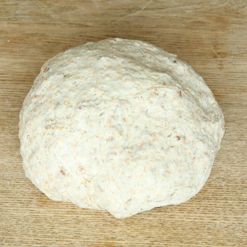 1. Smula ner jästen i en bunke och lös upp den i mjölken. Tillsätt salt, rapsolja, rågmjöl, grahamsmjöl och vetemjöl, lite i taget. Blanda ihop allt till en smidig deg och knåda den kraftigt i några minuter så att glutentrådarna blir starka och brödet luftigt och saftigt. Låt degen jäsa under bakduk i ca 45 min.