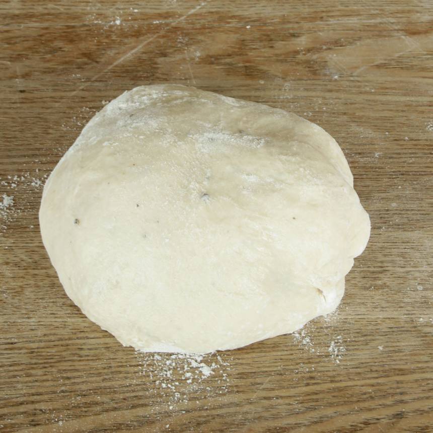 1. Smula ner jästen i en bunke. Tillsätt mjölken och blanda tills jästen lösts upp. Tillsätt kardemumma, strösocker, salt, smör och vetemjöl, lite i taget. Blanda ihop allt till en smidig deg och knåda den kraftigt i ca 5 min. Låt degen jäsa under bakduk i ca 45 min.