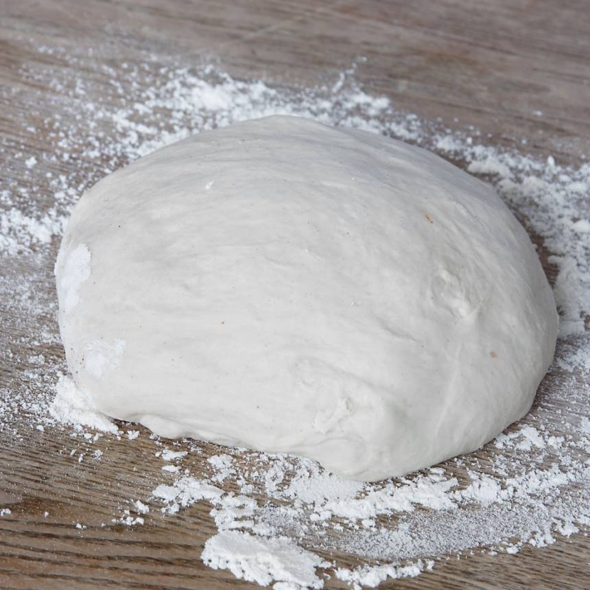 1. Smula ner jästen i en bunke. Tillsätt vattnet och blanda tills jästen lösts upp. Tillsätt salt, rapsolja och vetemjöl, lite i taget. Blanda ihop allt till en smidig deg och knåda den i några minuter. Låt degen jäsa under bakduk i ca 40 min.