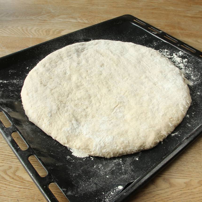 2. Dela degen i två bitar. Forma degbitarna till bollar. Lägg dem på varsin plåt med bakplåtspapper och tryck ut dem till rundlar, 2–3 cm tjocka.