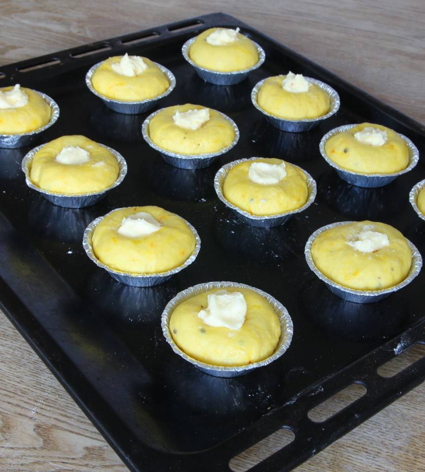 4. Ta ut smörklickarna ur frysen och tryck ner en bit i varje bulle. Låt bullarna jäsa i ca 25 min. Sätt ugnen på 250 grader.
