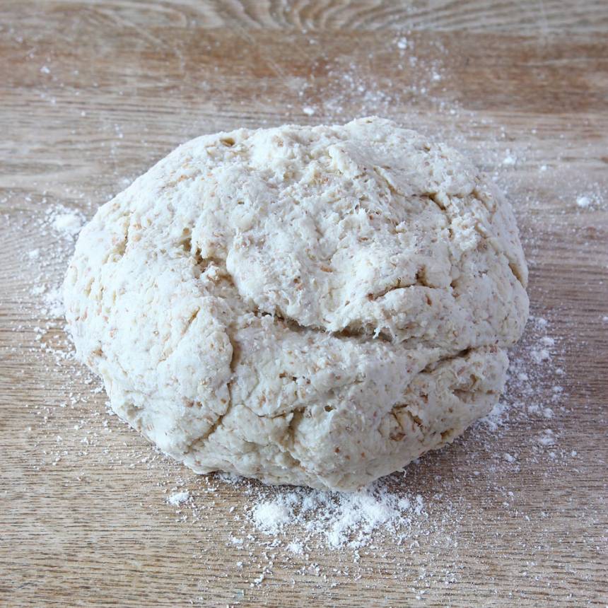 1. Sätt ugnen på 250 grader. Blanda bakpulver, salt, grahamsmjöl och vetemjöl i en bunke. Tillsätt smöret och nyp ihop det ordentligt med mjölblandningen. Häll ner filmjölken och blanda ihop allt till en lite kladdig deg.