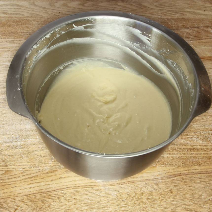 1. Sätt ugnen på 200 grader. Vispa smör och strösocker pösigt. Tillsätt äggen, ett i taget, och vispa en stund till. Blanda ihop bakpulver, vaniljsocker, salt och vetemjöl. Rör ner allt i äggsmeten och blanda ordentligt.