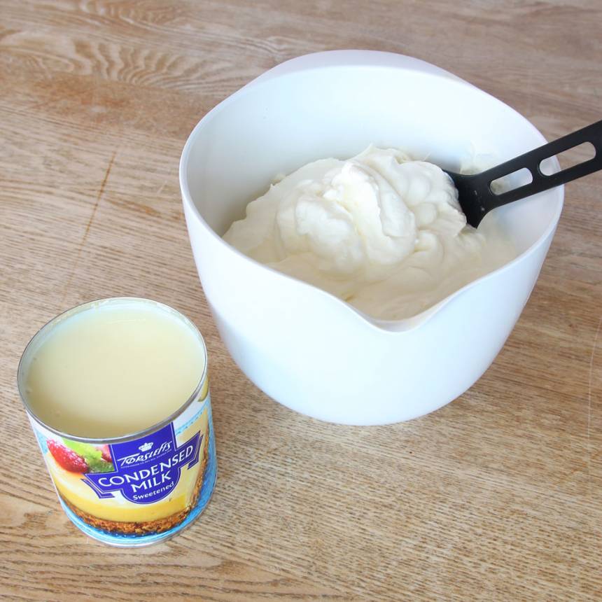 1. Vispa grädden fluffig i en skål. Häll ner den kondenserade mjölken i grädden och blanda ordentligt.