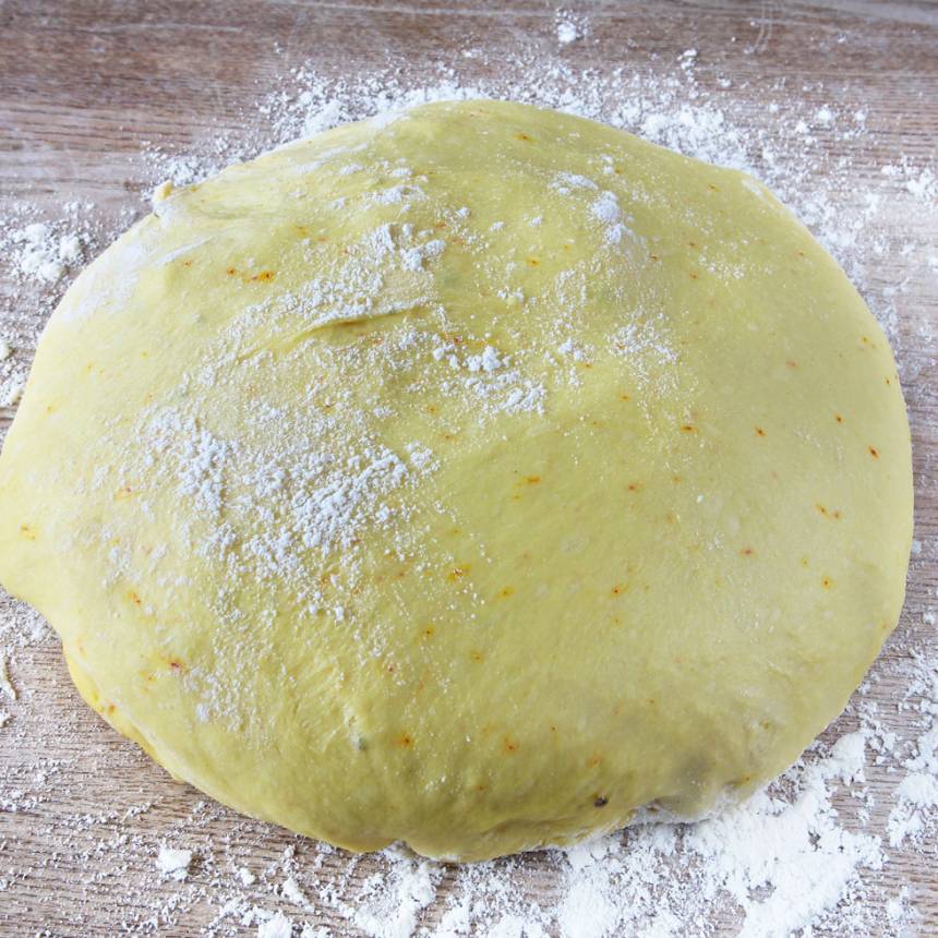 1. Mortla saffran och strösocker. Smula ner jästen i en bunke. Tillsätt mjölk och blanda tills jästen lösts upp. Tillsätt saffran, strösocker, kardemumma, salt, ägg, smör och vetemjöl, lite i taget. Knåda degen i några minuter. Låt den jäsa under bakduk i ca 50 min.