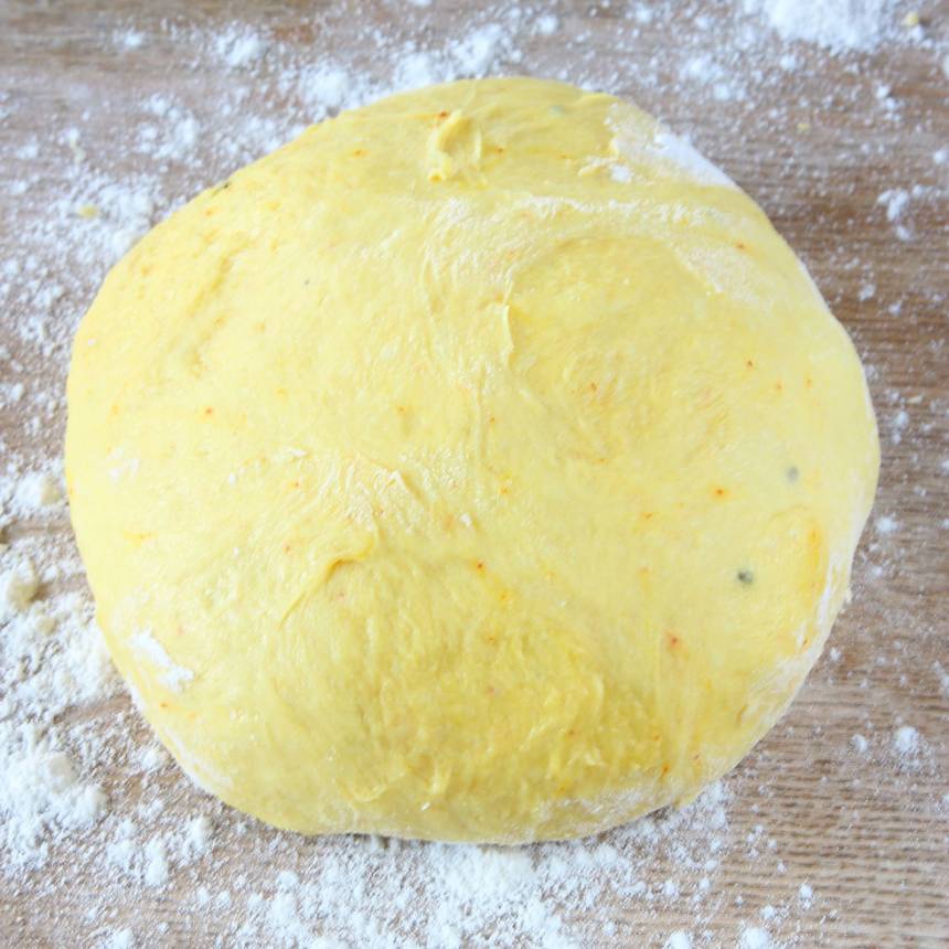1. Mortla saffran och strösocker. Smula ner jästen i en bunke. Tillsätt mjölken och blanda tills jästen lösts upp. Tillsätt saffran, strösocker, kardemumma, salt, ägg, smör och vetemjöl, lite i taget. Knåda degen i några minuter. Låt den jäsa under bakduk i ca 50 min.