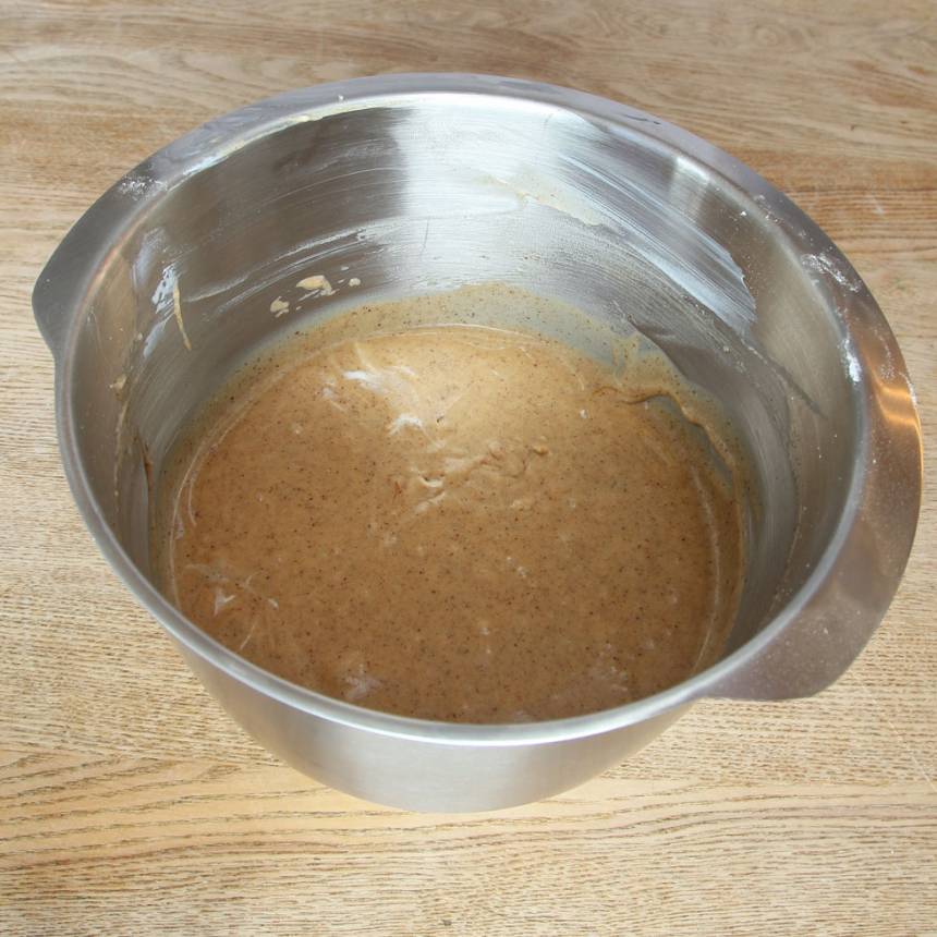 2. Vispa ägg och strösocker pösigt i en bunke. Tillsätt filmjölk, smörblandningen och vetemjöl blandat med bikarbonat. Rör snabbt ihop allt snabbt till en slät smet.