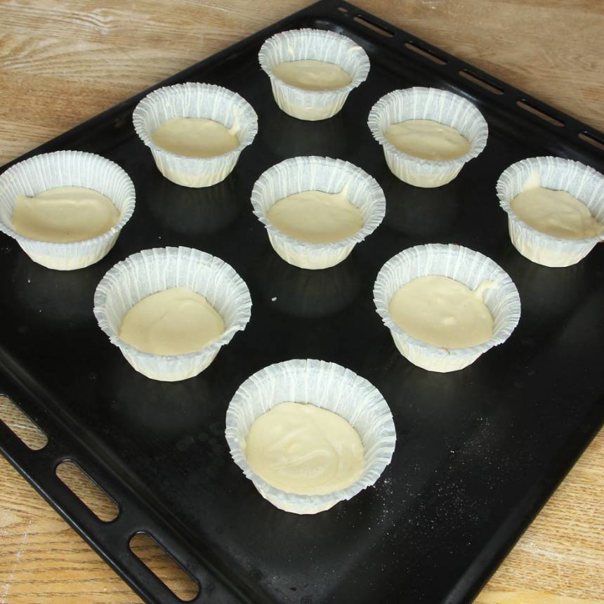 2. Fördela smeten i ca 12 muffinsformar på en plåt eller i en muffinsplåt. Fyll formarna till ca hälften.