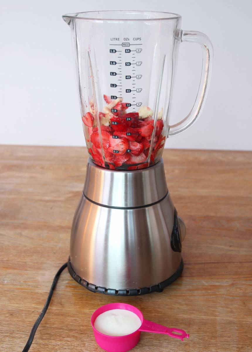 2. Lägg alla ingredienserna i en mixer. Mängden banan och yoghurt kan man reglera själv. Mer yoghurt gör glassen något krämigare.