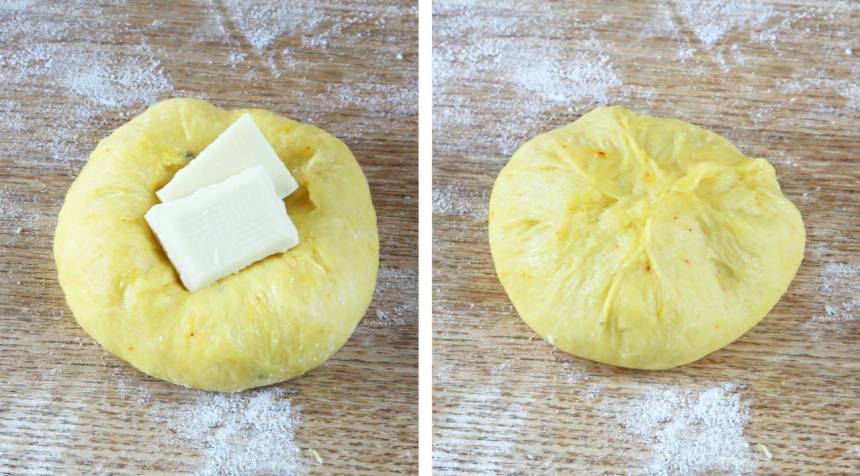 3. Forma släta bullar av dem. Tryck ner 2–3 bitar vit choklad i varje bulle och nyp ihop ordentligt.