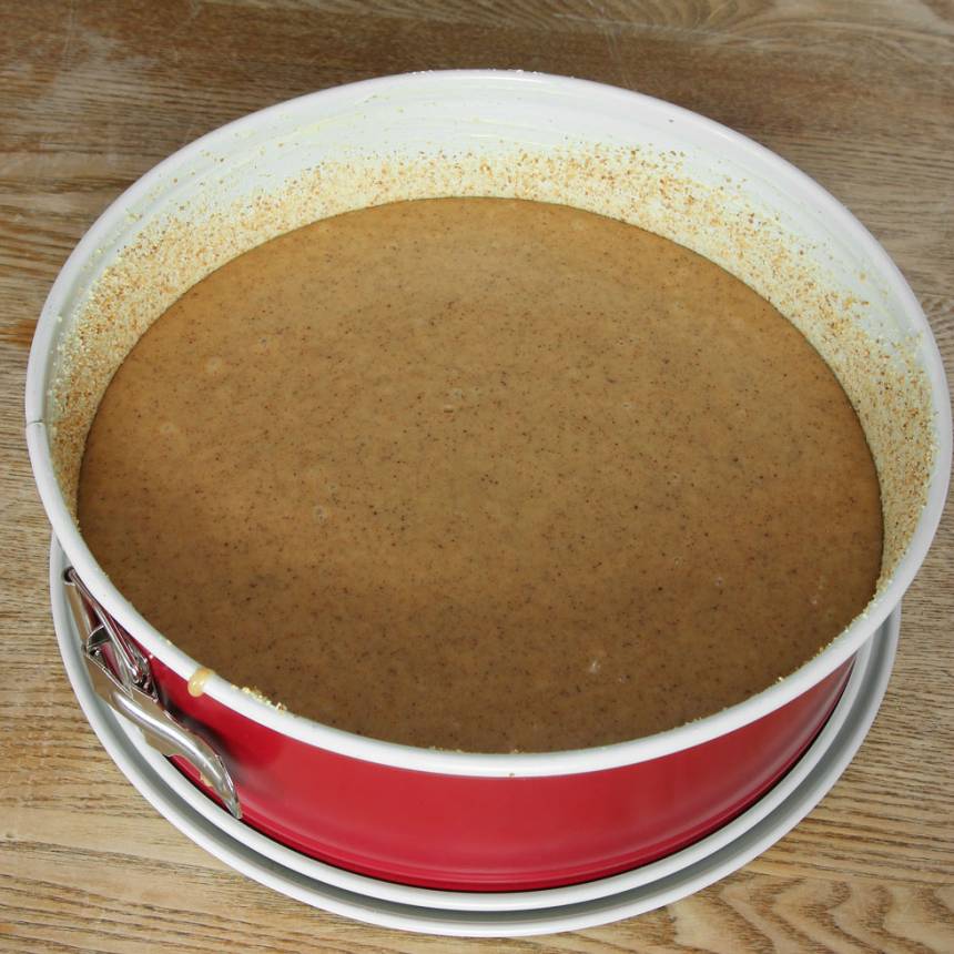 3. Häll smeten i en smord och bröad springform eller sockerkaksform, ca 1 ½ liter.
