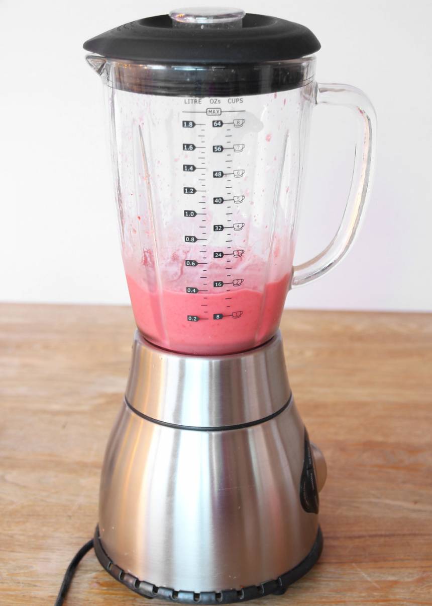 3. Mixa alla ingredienserna till en slät glass. Ät glassen direkt eller täck den med plastfolié om du fryser in den. Den är allra godast och krämigast när den är nygjord. Tänk på att den smälter snabbt!