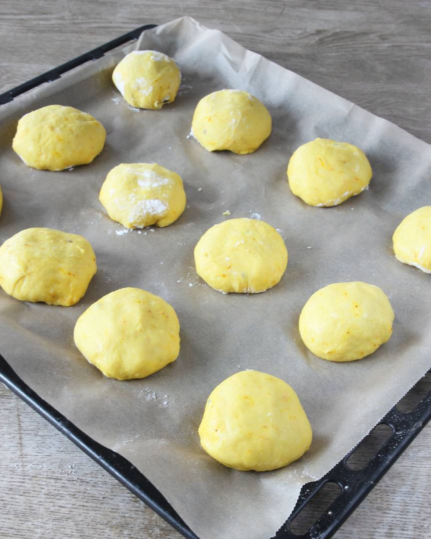 3. Forma runda bullar av degbitarna. Lägg dem med på en plåt med bakplåtspapper. Låt dem jäsa under bakduk i ca 30 min. Sätt ugnen på 230 grader.