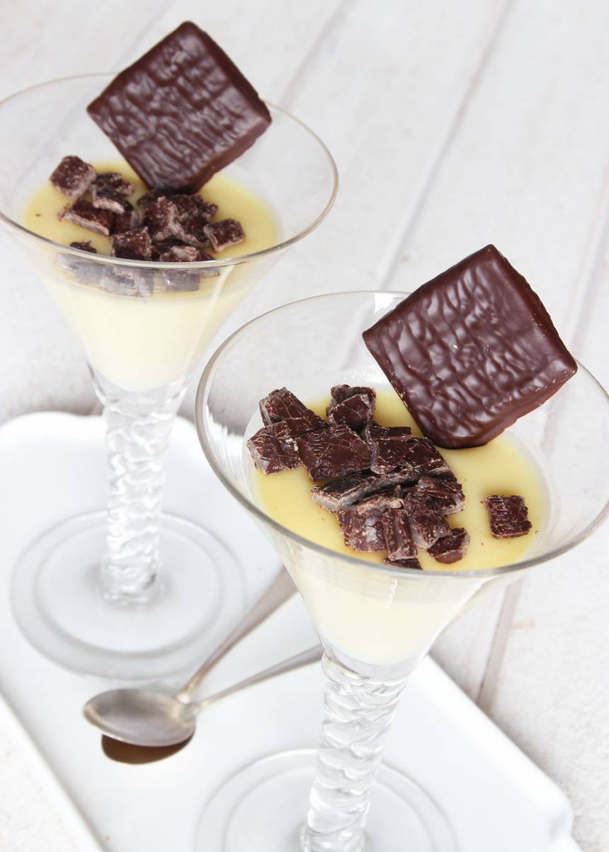 5. Lägg After Eight-bitarna på pannacottan i glasen. Garnera med en hel After Eight-platta i varje glas.