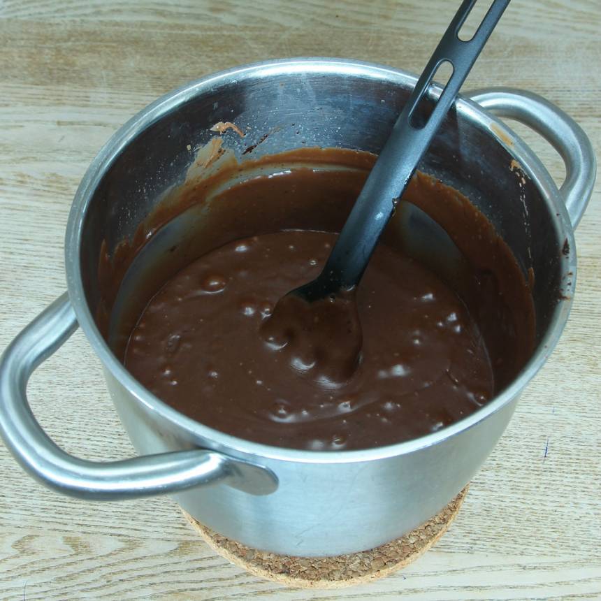 1. Koka upp vispgrädde, strösocker, sirap, smör och kakao i en kastrull på medelvärme tills massan håller ca 125 grader.