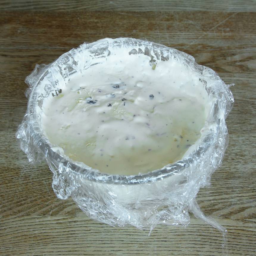 2. Blanda glassen med After Eight-bitarna. Tryck ner glassen i en plastad, rund skål. Ställ den i frysen en stund.