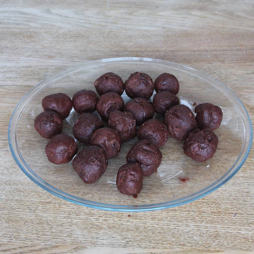 5. Forma runda bollar av chokladsmeten (ta gärna hjälp av två teskedar). Ställ dem i kylen en stund.