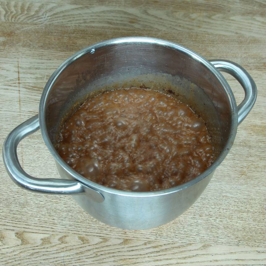 1. Smält smöret i en kastrull. Tillsätt strösocker, vispgrädde, sirap, kakao, pepparkakskrydda och salt. Koka upp och låt det puttra på medelvärme till ca 125 grader (det tar 20–30 min beroende på temperatur). Rör om emellanåt. Stäng av värmen och tillsätt ättikspriten när temperaturen har nått 125 grader, rör om i ca ½ min.