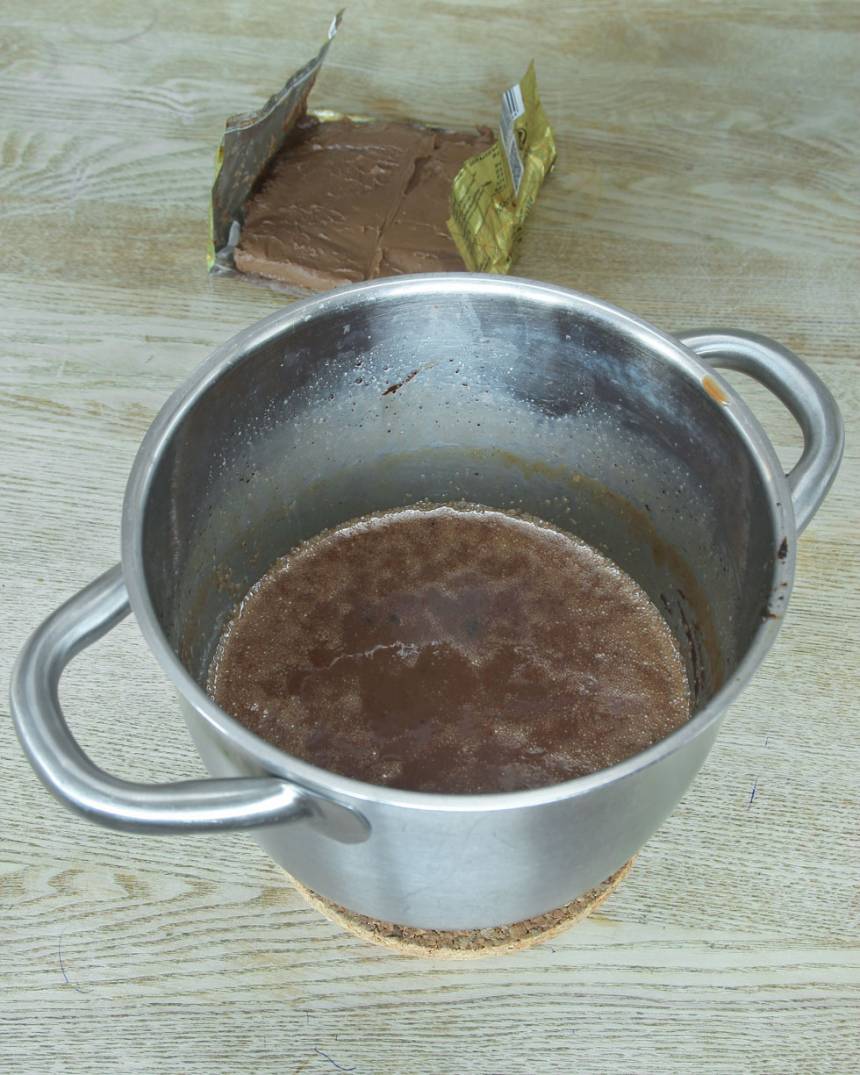 1. Koka upp vispgrädde, strösocker, sirap, smör och kakao i en kastrull på medelvärme tills massan håller ca 125 grader.