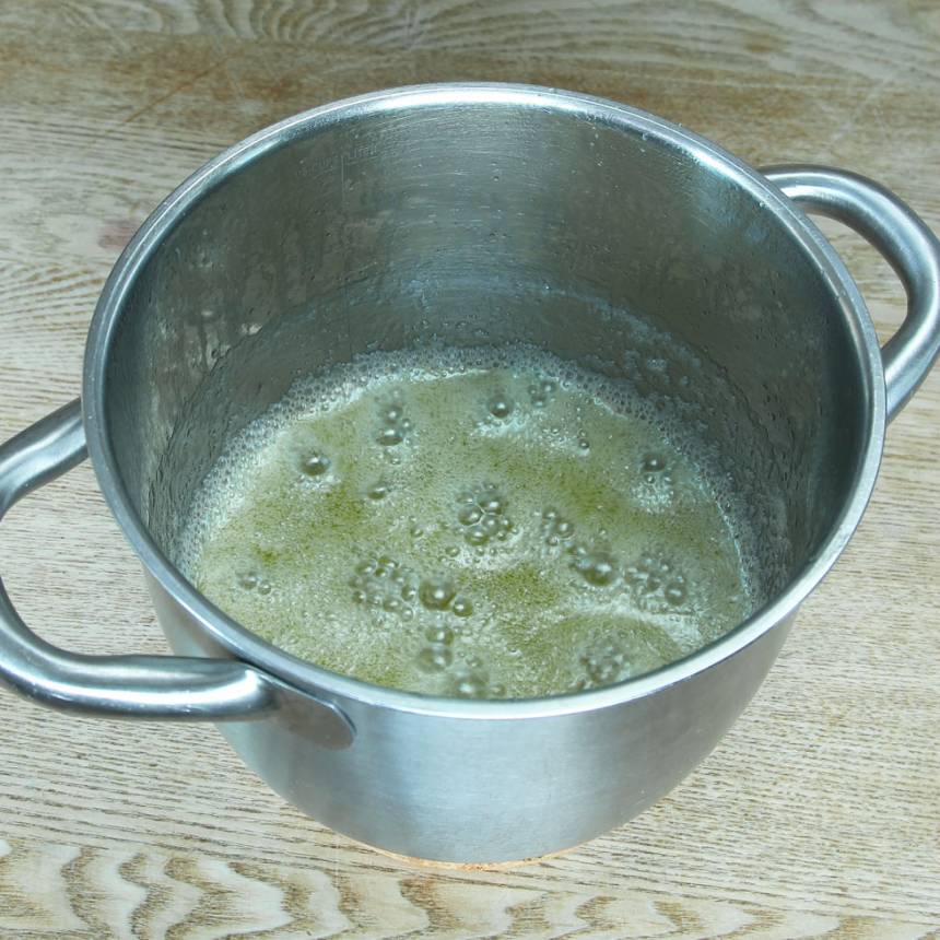 1. Smält smöret i en kastrull. Tillsätt strösocker och vatten och låt det koka på medelvärme i 2 min.