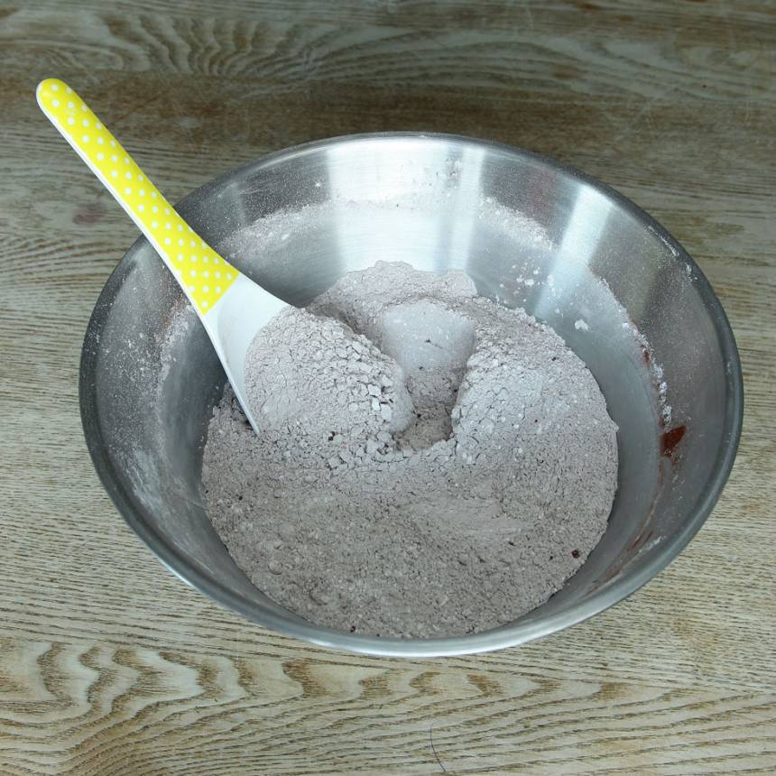 2. Blanda vetemjöl, florsocker, salt och kakao i en skål. Häll över smörblandningen och blanda ordentligt.