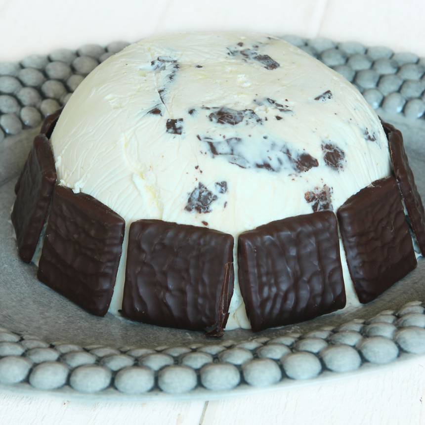 3. Stjälp upp glassen på en tallrik vid servering. Garnera med After Eight-plattor runt kanten. Stick ner ett tomtebloss i glassen och tänd på. Ät & njut!