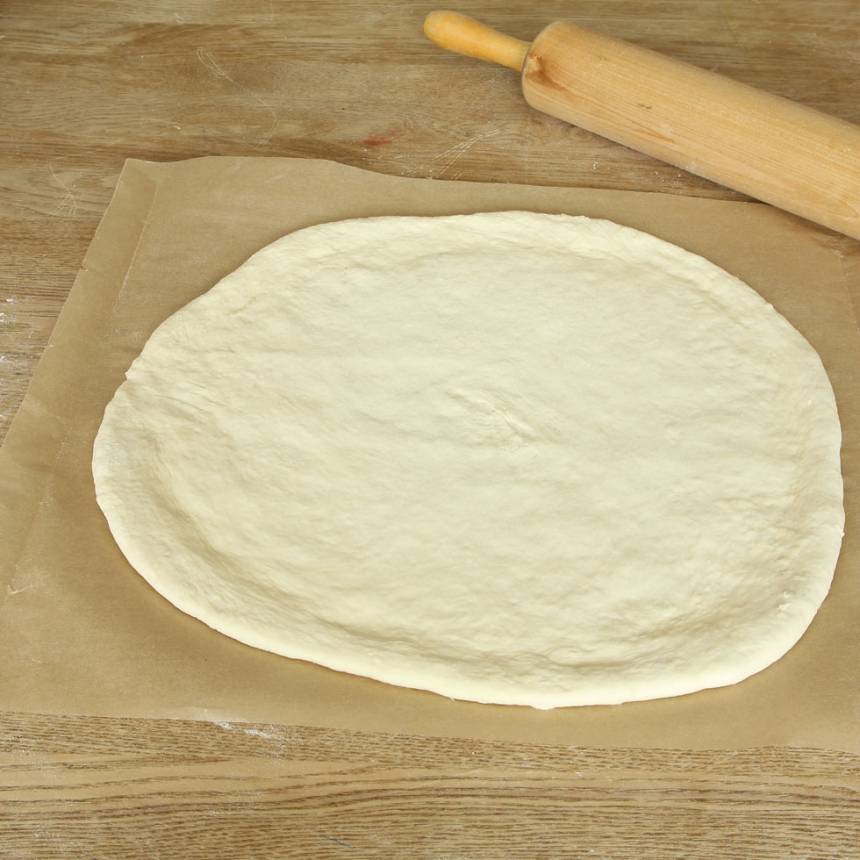 2. Kavla ut degen till en rundel, ½–1 cm tjock, på ett bakplåtspapper. (Eller dela degen i två bitar och kavla ut två rundlar). Lägg pappret med degen på en plåt med bakplåtspapper.