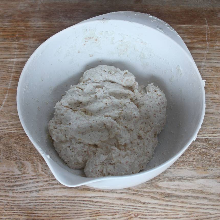 2. Blanda bakpulver, salt, grahamsmjöl, vetemjöl och ost i en bunke. Tillsätt smöret och nyp ihop det ordentligt med mjölblandningen. Häll ner filmjölken och blanda ihop allt till en lite kladdig deg.