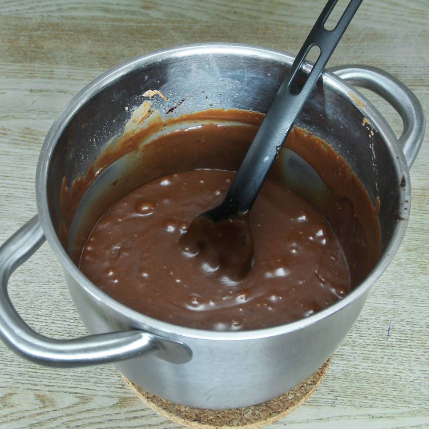 2. Ta bort kastrullen från värmen och tillsätt nougaten. Rör om tills den har smält och allt blandats ordentligt.