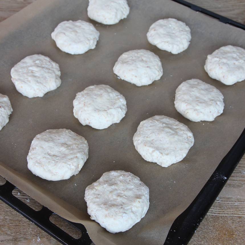 4. Forma runda bullar med mjölade händer. Lägg bullarna på en plåt med bakplåtspapper och platta till dem.