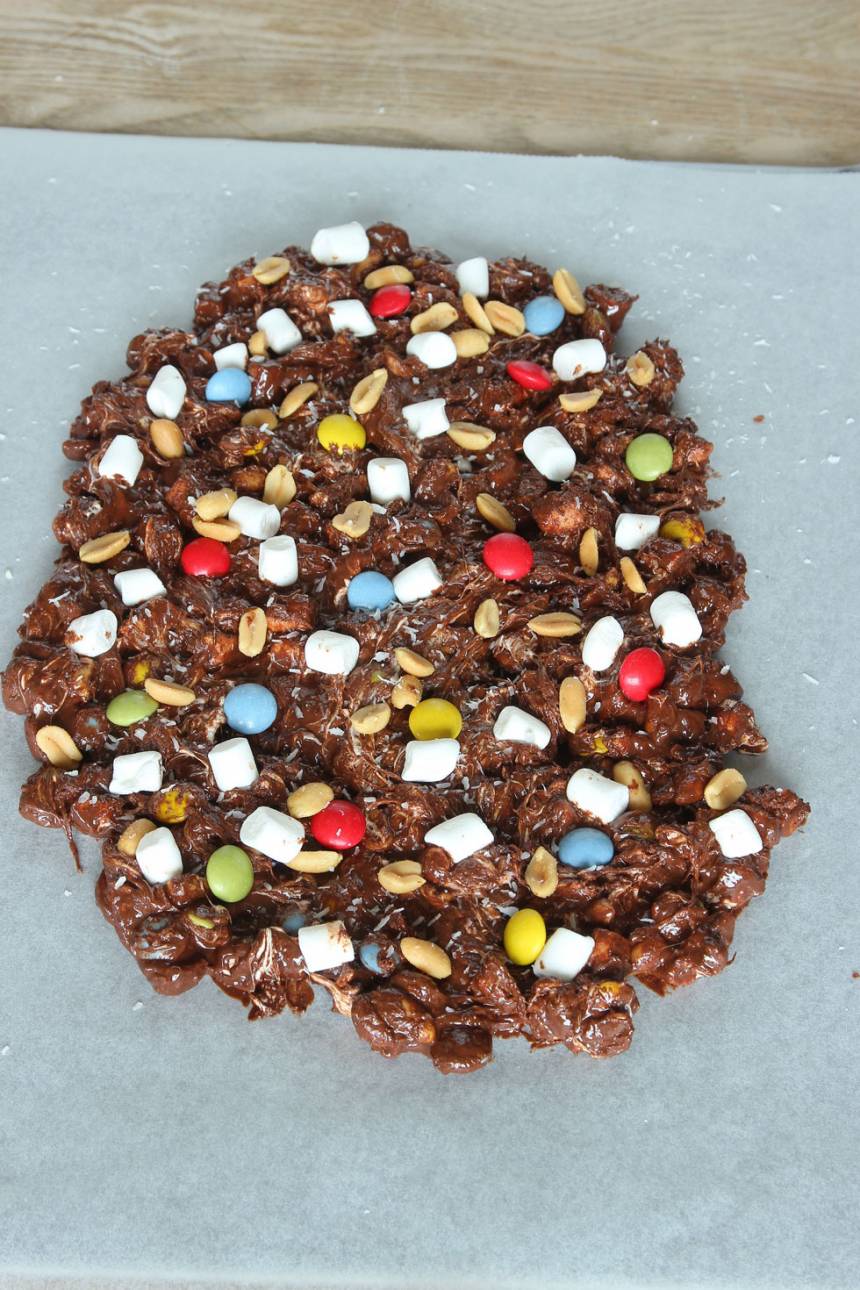 4. Strö över lite av ingredienserna på chokladen. Låt chokladen stelna i kylen. Bryt det i bitar vid servering.